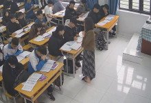 The teacher dangling shoeplay and dipping many times during class 2