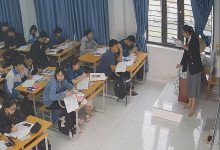 The teacher dangling shoeplay and dipping many times during class 11