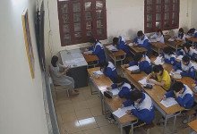 The teacher dangling shoeplay and dipping many times during class 34