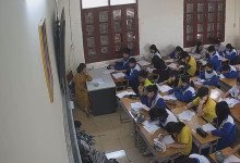 The teacher dangling shoeplay and dipping many times during class 35