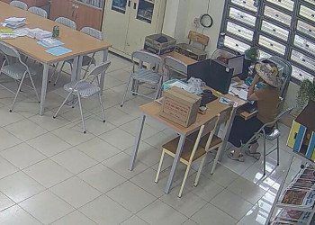 Let's watch the teacher dipping shoeplay in her office 60