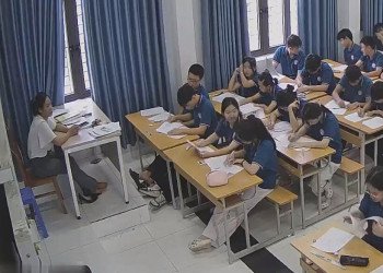 The pretty teacher in sexy heels sit down heelpopping and dipping shoeplay when having a lesson