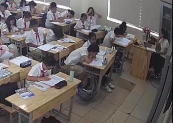 The 2xteachers dangling shoeplay one by one