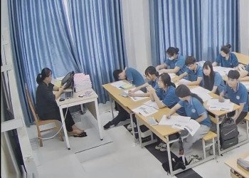 The teacher bare feet dipping shoeplay when having a lesson