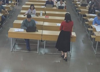 We finally catch the teacher dangling shoeplay