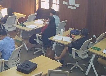 The 3xladys remove heels relax their feet at the same time 4!