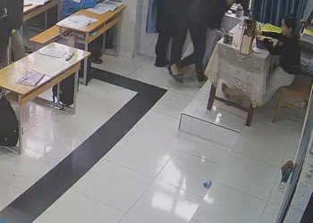 She dangling shoeplay in sandals 2