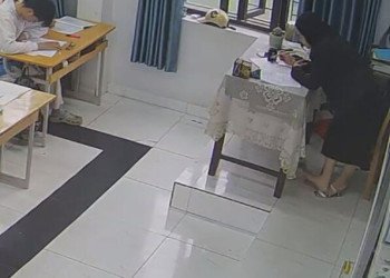 Today she in sandals stand up shoeplay