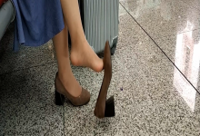 Lots of girls like dangling shoeplay when having lunch in restaurant