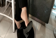 It's a great opportunity to watch lady's dangling and shoeplay when her having lunch 24