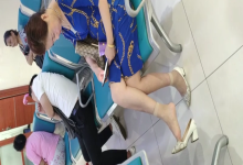 Lady dangling shoeplay when line up in the waiting hall 17