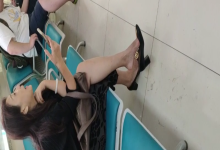 Lady dangling shoeplay when line up in the waiting hall 18