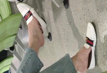 Lady dangling shoeplay when line up in the waiting hall 22