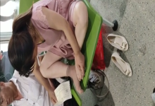 Lady dangling shoeplay when line up in the waiting hall 41 Lady dangling shoeplay when line up in the waiting hall 41