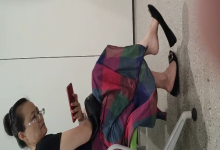 Lady dangling shoeplay when line up in the waiting hall 41
