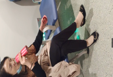 The  lady dangling shoeplay when line up in the waiting hall 139