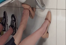 The  lady dangling shoeplay when line up in the waiting hall 141