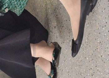 The  lady dangling shoeplay when line up in the waiting hall 142