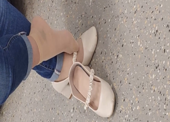 The  lady dangling shoeplay when line up in the waiting hall 147