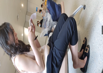 The  lady dangling shoeplay when line up in the waiting hall 152