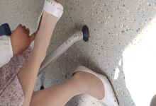 The  lady dangling shoeplay when line up in the waiting hall 156