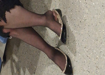 The lady dangling shoeplay when line up on the waiting hall 186