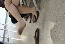 The lady dangling shoeplay when line up on the waiting hall 198