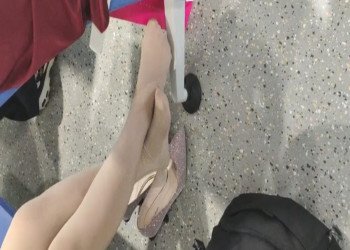 The lady dangling shoeplay when line up on the waiting hall 234