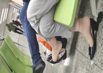 The lady dangling shoeplay when line up on the waiting hall 237