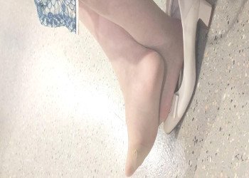 The lady dangling shoeplay when line up on the waiting hall 238