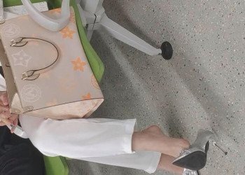 The short hair beauty dangling shoeplay when waiting for a call