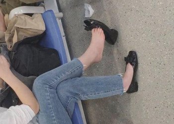 The lady bare feet dangling shoeplay when waiting for a call 18