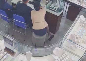 Let's watch the jewelry store hostess in blacknylon dangling from her back!