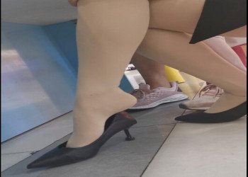 Let's watch the lady dangling shoeplay from the side