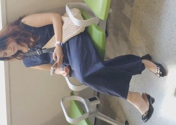 The lady dangling shoeplay when waiting for a call at the hospital 7