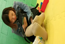 Catch baby's mom sexy nylon feet from kindergarten