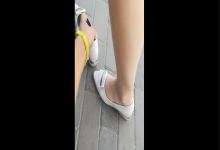 Intentionally kicked off the beauty's high heels 3