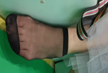 Young mother's sexy feet from kids activity centre 3