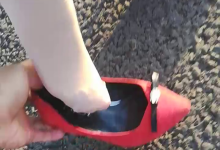 Intentionally kicked off the beauty's high heels 15