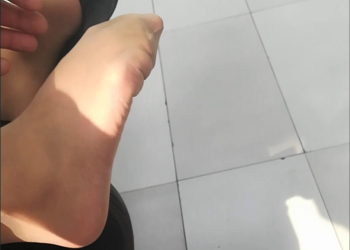 Intentionally kicked off the beauty's high heels 16