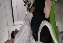 The lady relax her tired feet when line up in the waiting hall