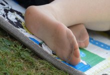 The hot ladys relax her sexy feet in the park 5