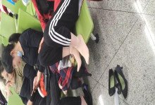 The lady dangling shoeplay when line up on the waiting hall 228