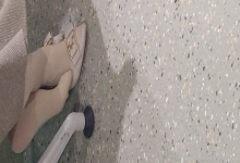 The lady dangling shoeplay when line up on the waiting hall 275