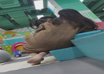 The kid's mother show us their cute feet 2