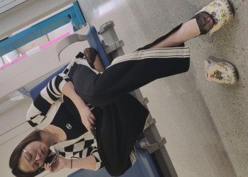 The lady show us her sexy feet when on the phone