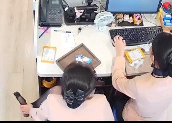 Her stockings had a tear at the toe