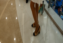 Girl stand up dipping shoeplay