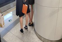 Follow the girl dipping shoeplay on the subway