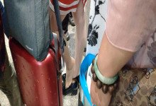 The lady dipping shoeplay when waitting for a train 39